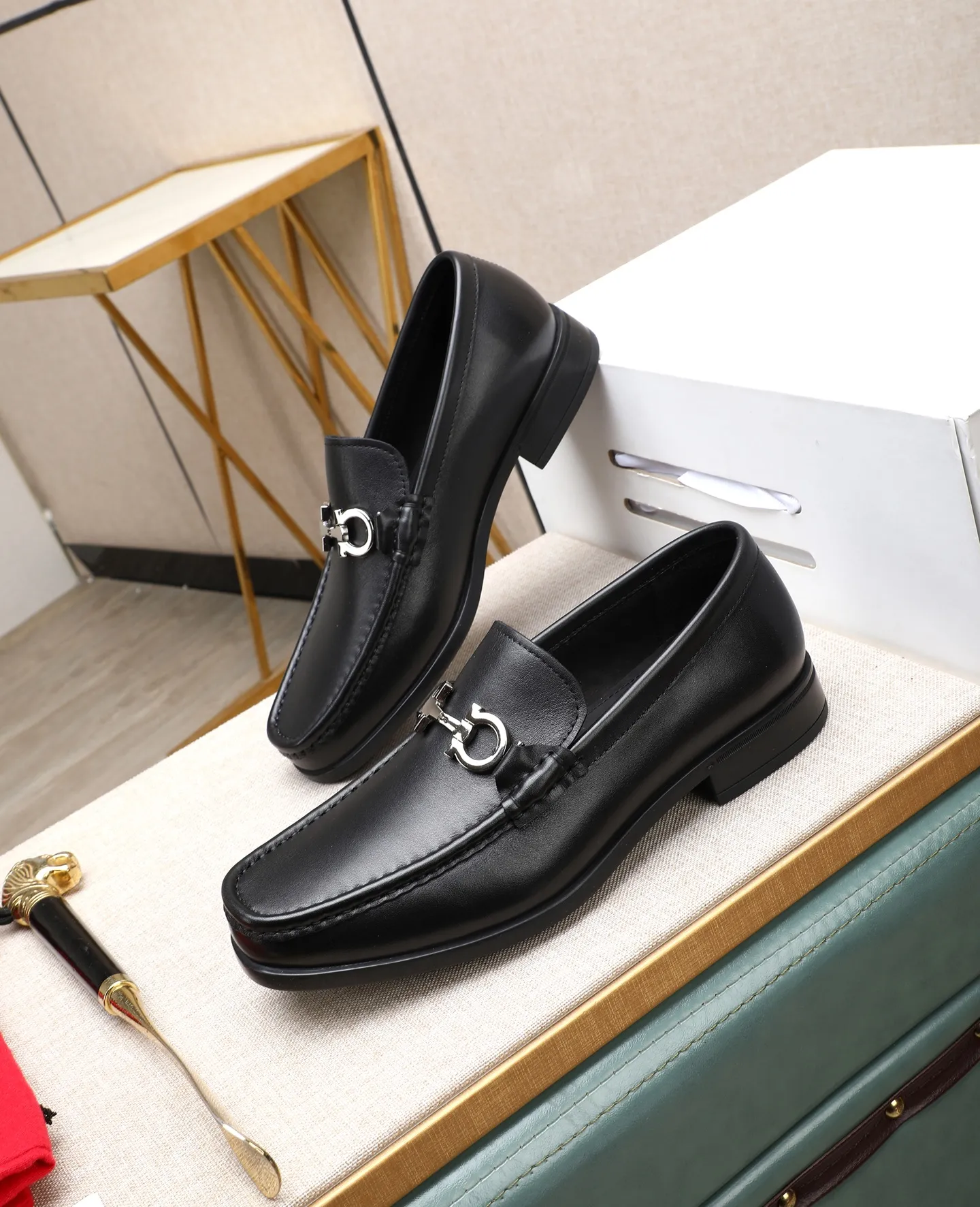 Men's clothing and shoes 💰700📛📛High-end goods! Salvatore Ferragamo is the world's top luxury footwear brand. It comes from Italy, the kingdom of fashion. It is famous all over the world for its traditional handmade design and novel styles... 🚶🏻🚶🏻 Top-quality suit shoes are sold simultaneously at the counter. This style is purely handmade. The fabric is imported Italian calfskin➕soft water-dyed cowhide lining. Specially available with original deep rubber outsole🌀🌀Size: 38➖44